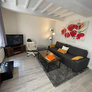 Intra-muros Bien Situe Et Agreable A Proximite Des Theatres France